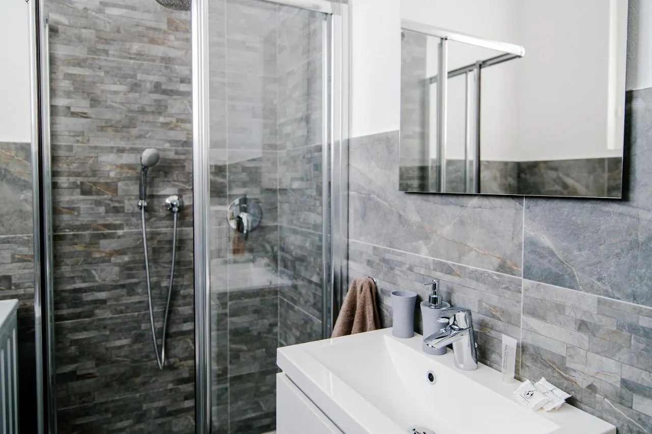 Apartment Bright Home - The House Of Travelers Como